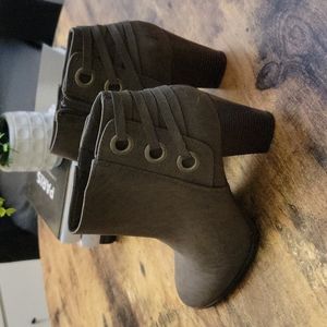 Size 9 Inc booties NWOT
